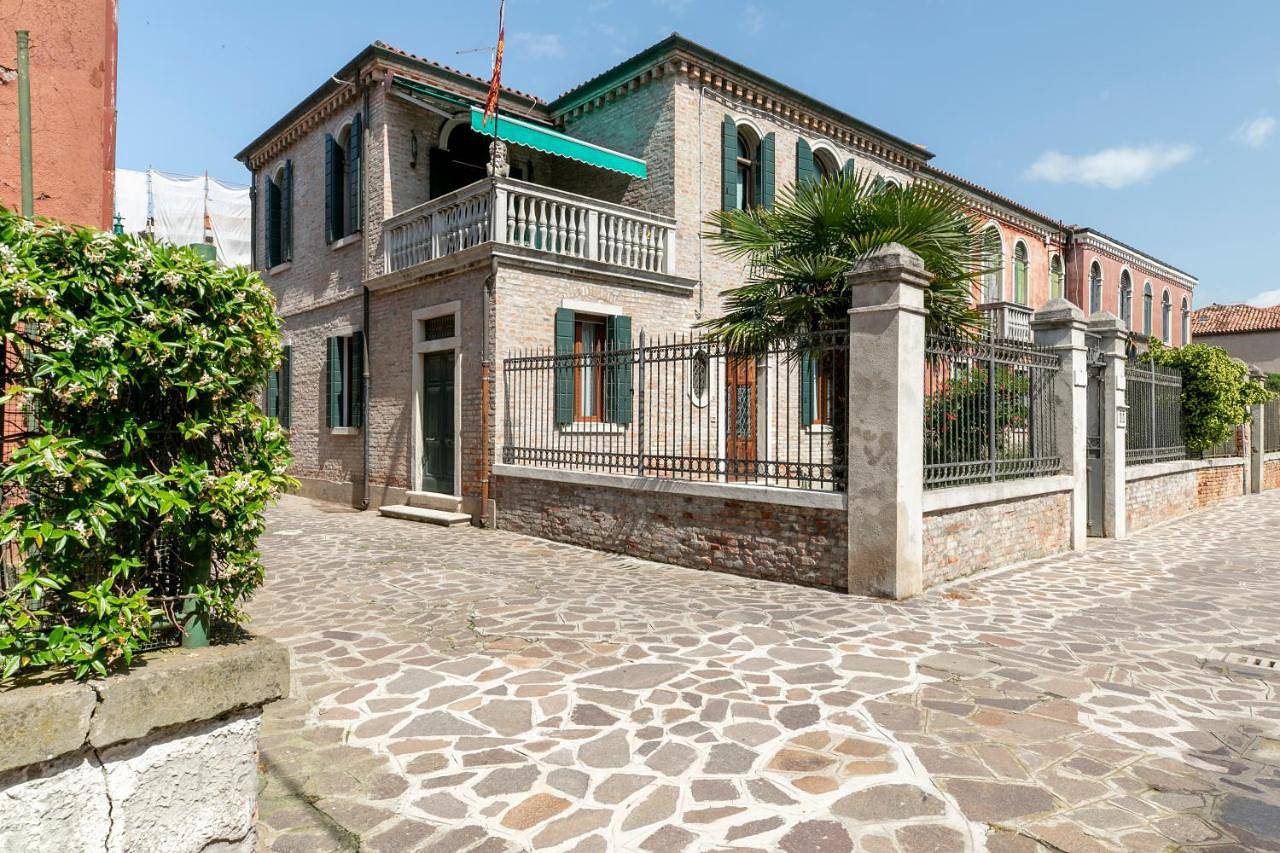 Cały apartament, Two-Bedroom Apartment with Terrace in Murano, Wenecja