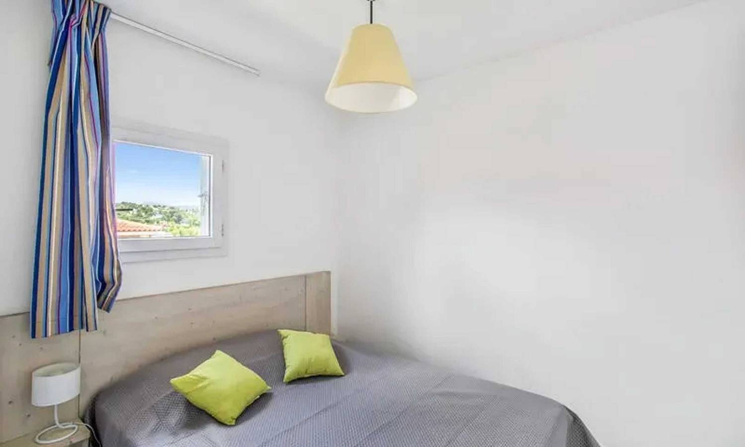Entire apartment, Modern Apartment with View in Carnoux-en-Provence 26 m², Pool in Carnoux-en-Provence, Marseille region