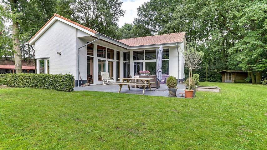 Vakantiehuis voor 12 personen, with whirlpool and tuin as well as terras and zwembad in Uden