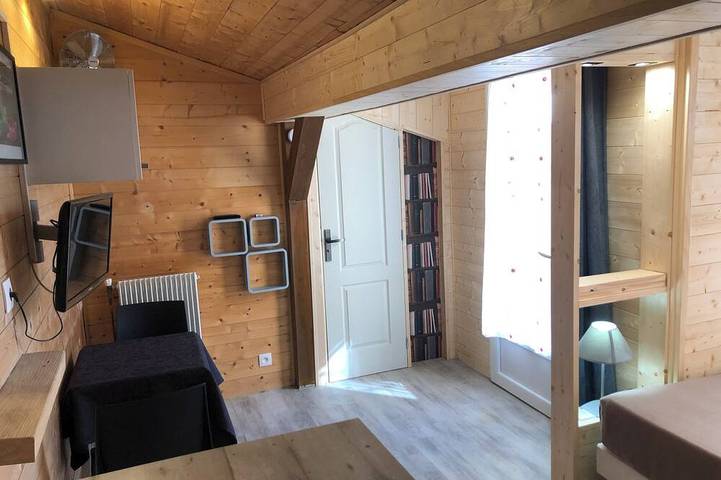Entire apartment, Lovely Chalet-style studio on ground floor with terrace overlooking garden near Igr line 14 in Villejuif, Val-de-Marne