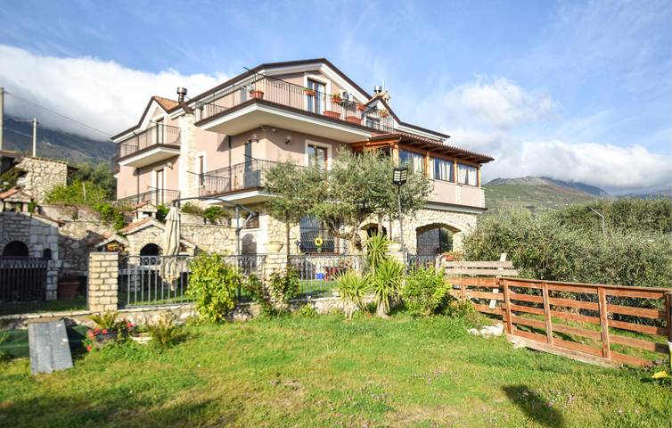 Apartamento vacacional entero, Amplio apartamento de 120 m² con terraza y plaza de aparcamiento, a 1 km del centro de Avella in Avella, Provincia d'Avellino