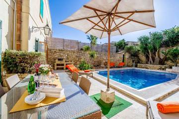 Casa rústica para 7 personas, con piscina y jardín además de jacuzzi y sauna, Se admiten mascotas en Malta