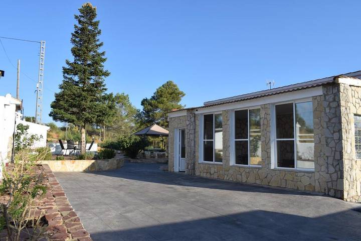 Casa de vacaciones para 11 personas, con jardín y piscina además de piscina para niños y vistas, Se admiten mascotas en Hoya de Buñol
