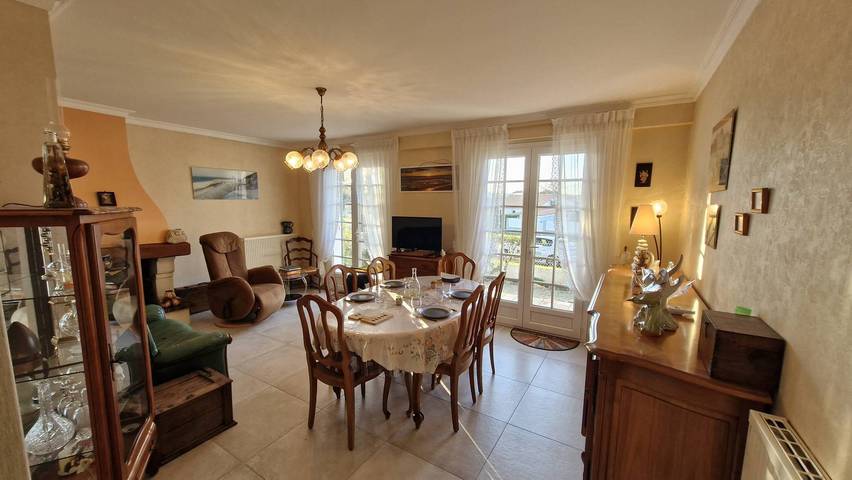 Royan – Vintage House with enclosed garden – Fully Equipped and authentic in Royan, Côte de Beauté