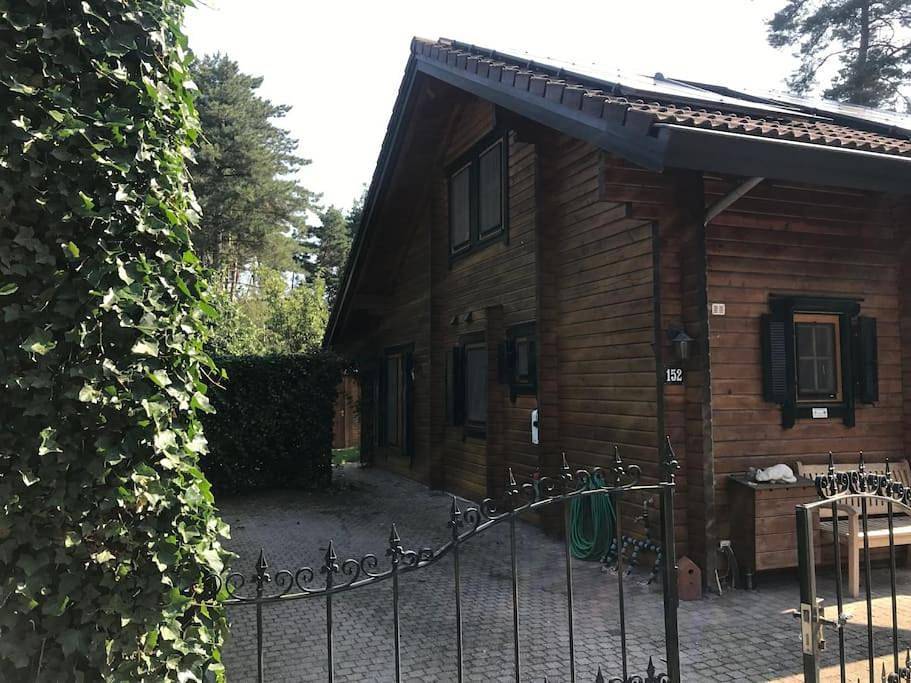 Houten chalet/bungalow in het bos, sauna, jacuzzi in Nationaal Park De Groote Peel