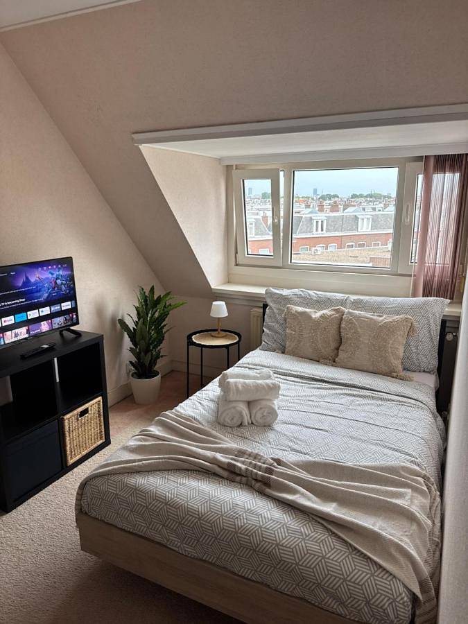 Queen Room with Shared Bathroom in Scheveningen, Den Haag