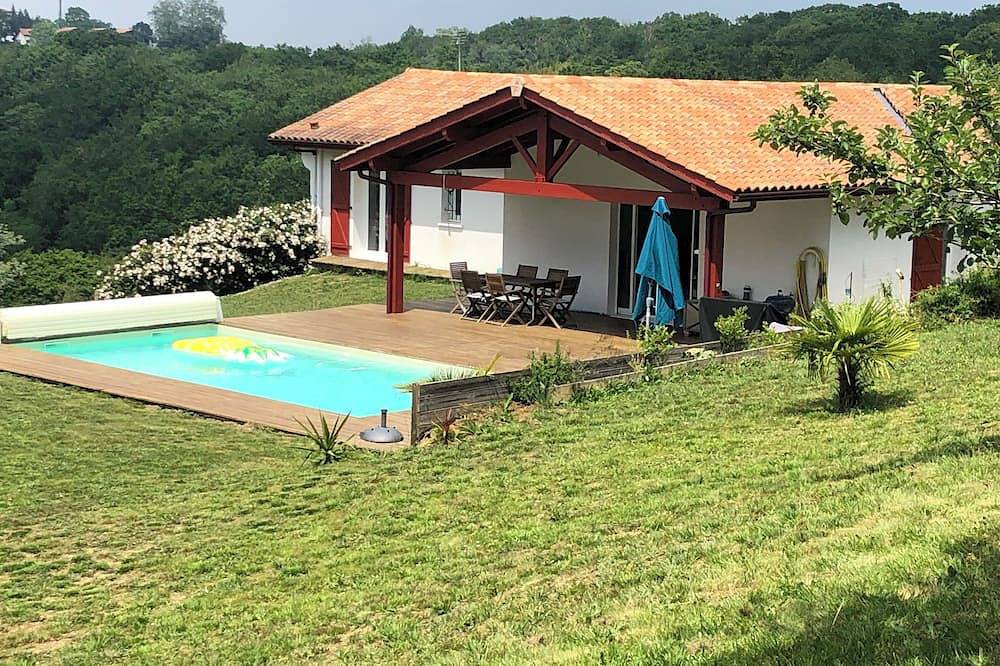 Villa with heated pool 15 minutes from Biarritz and Bayonne in Larressore, Bayonne region