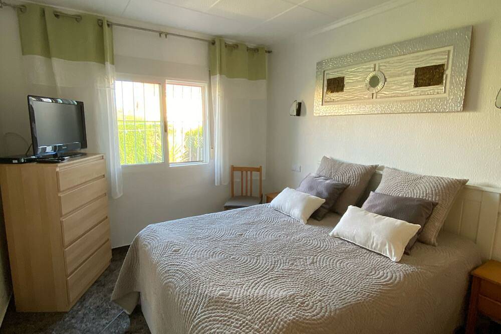Feistehendes casa con piscina privada, terraza, aire acondicionado. in San Fulgencio, Costa Blanca