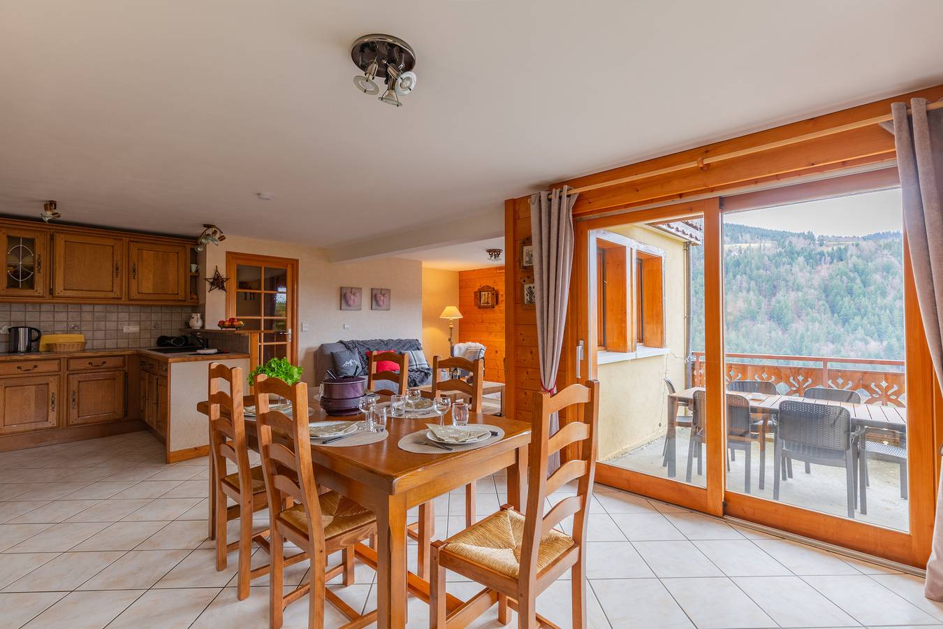 Entire apartment, Holiday Apartment 'Meublé spacieux - chaîne des Aravis' with Mountain View, Garden & Wi-Fi in Le Grand-Bornand, Annecy region