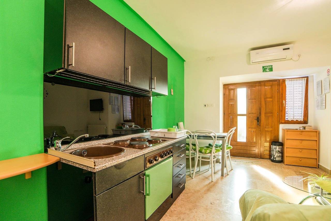 Hel lejlighed, Ferielejlighed for 3 personer med balkon in Roč, Central Istrien