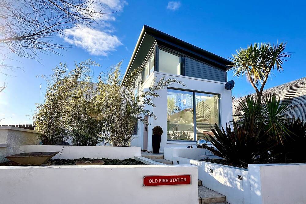 Old Fire Station - sleeps 6 guests  in 3 bedrooms in Tighnabruaich, Argyll & Bute