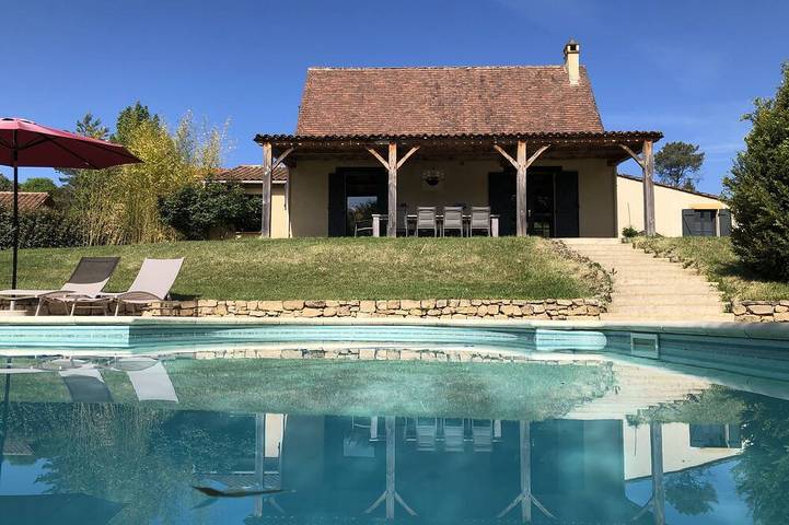 Location de vacances pour 6 personnes, avec terrasse et jardin à Sainte-Alvère