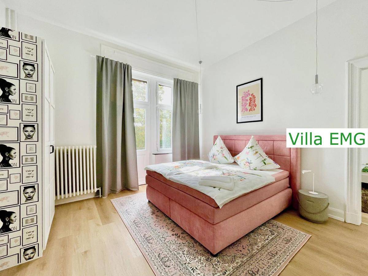 Ferienhaus Villa Emg Velbert nah Düsseldorf Essen Dortmund, Familien Gruppen bis 27 Personen, 3 Küchen, Kaminofen, Terrasse in Langenberg (Velbert), Velbert