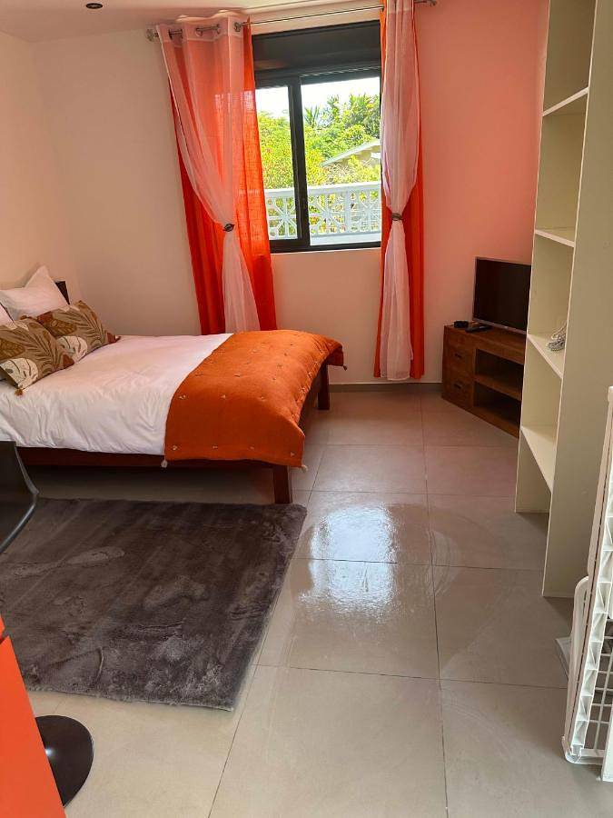 Gîte pour 2 personnes, avec terrasse ainsi que piscine et jardin dans Plage de Montabo - 2