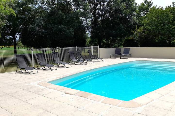 Location de vacances pour 10 personnes, avec Terrasse ainsi que Jardin et Piscine à Saint-Pierre-d'Amilly