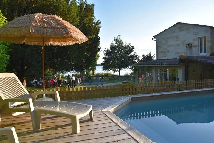 Location de vacances pour 15 personnes, avec jardin ainsi que vue et piscine à Bayon-sur-Gironde