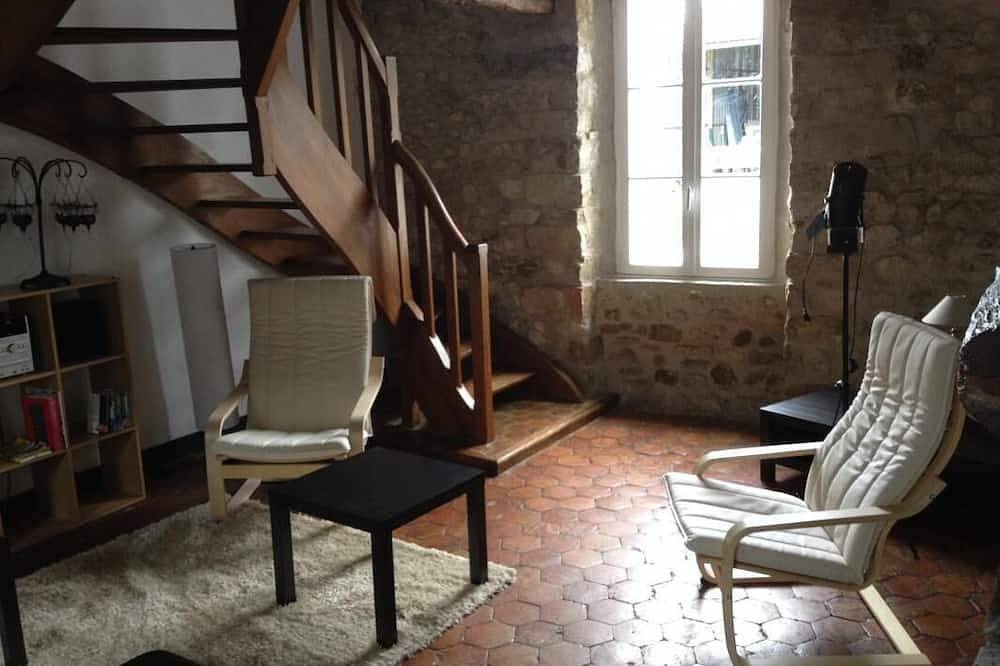 Farmhouse in  French countryside, long stays only, 1 hour 15 minutes from Paris in Château-Landon, Seine-et-Marne