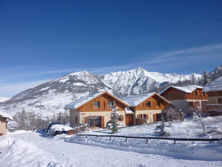 Chalet 'Garrigue Au Pied Des Pistes' con vistas a la montaña, piscina compartida y Wi-Fi in Les Orres, Parque Nacional de los Ecrins