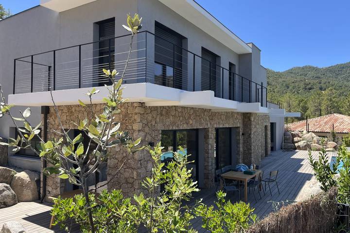 Location de vacances pour 8 personnes, avec Balcon et Terrasse ainsi que Jardin et Piscine à Zonza - 2