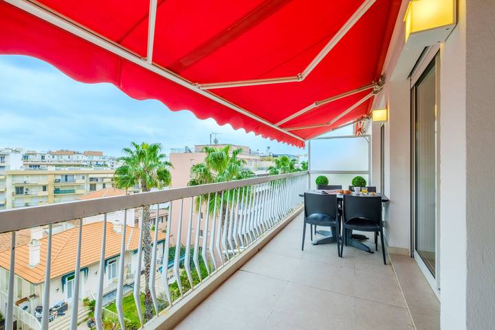 Appartement entier, Le Sérénity Juan les Pins: Meublé de tourisme 4* 3 Pièces avec Terrasse, Garage, Clim, Plages à 100m in Juan-les-Pins, Antibes