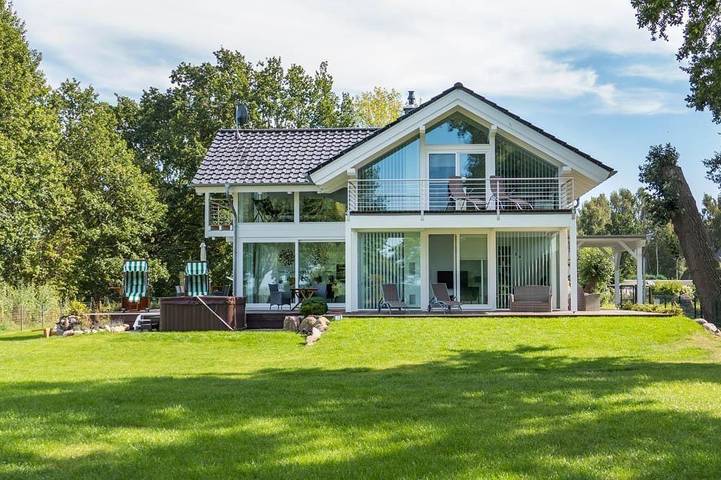 Ferienhaus für 4 Personen, mit Balkon und Whirlpool sowie Garten am Saaler Bodden - 2