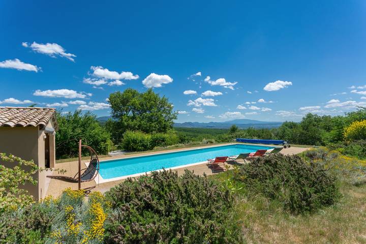 Gîte pour 2 personnes, avec piscine ainsi que terrasse et jardin à Salles-sous-Bois - 2