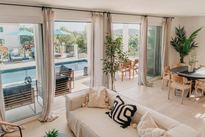 Villa pour 8 personnes, avec piscine ainsi que jardin et vue à Maslinica