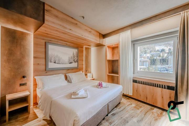 Hôtel pour 3 personnes, avec jacuzzi et sauna ainsi que terrasse et piscine