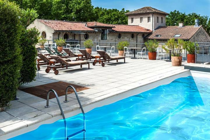 Hôtel pour 3 personnes, avec Balcon et Terrasse ainsi que Jardin et Piscine dans Office De Tourisme D Avignon