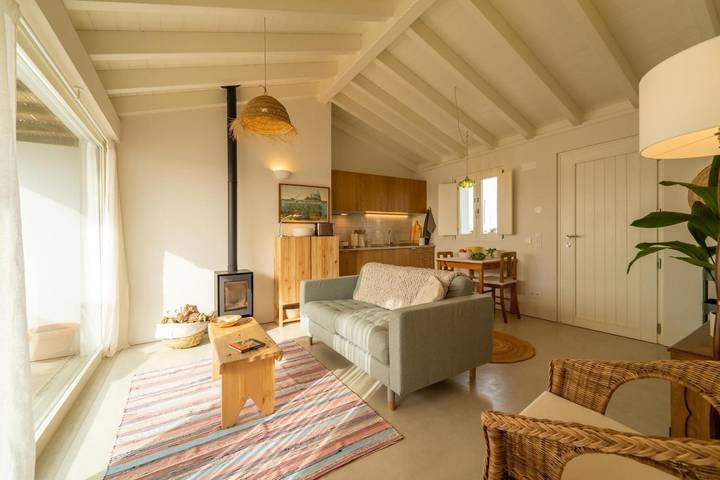 Entire apartment, Casinha do Burro – Casas do Poente: Cozy Cottage with Private Patio in Rogil, Parque Natural do Sudoeste Alentejano e Costa Vicentina