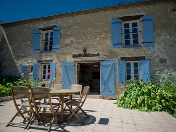 Gîte pour 6 personnes, avec jardin ainsi que piscine et terrasse à Savignac-de-Duras