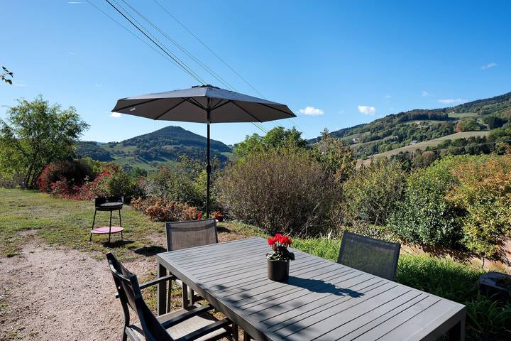 Cottage 'Gîte Sur Le Mont' met bergzicht, privéterras en wifi in Lapoutroie, Parc naturel régional des Ballons des Vosges