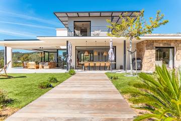 Location de vacances pour 12 personnes, avec piscine ainsi que jardin et terrasse, adapté aux familles dans Pinarellu