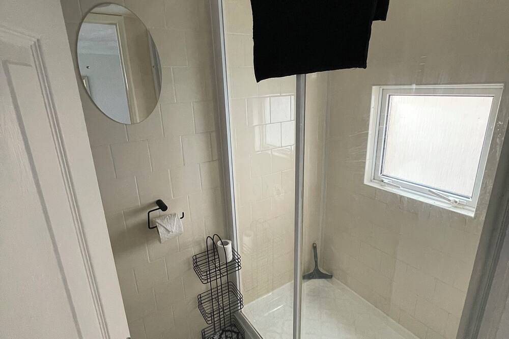 Private Tranquil One Bedroom Lodge With Parking and Outdoor Space. Pet Friendly! in Farnham, Surrey