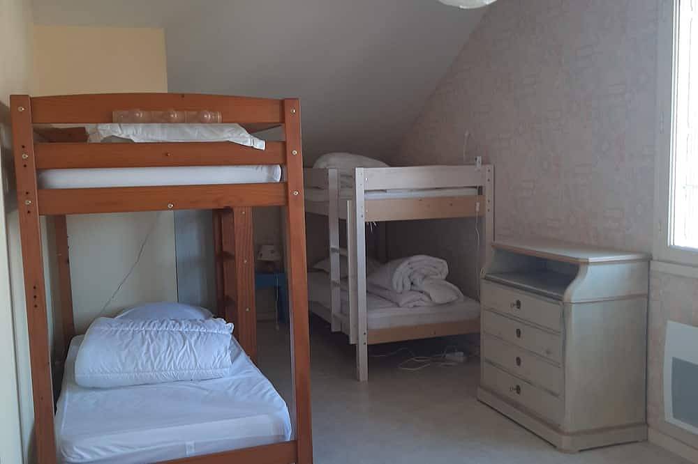 800 m des plages, grande maison familiale, grand jardin,  centre ville,  calme in Saint-Michel-Chef-Chef, Côte de Jade
