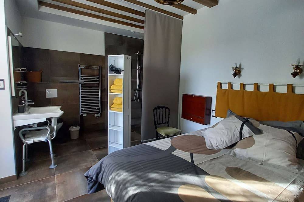 Casa de campo con piscina climatizada, cerca de la playa y equipada para familias. in Challans, Valle del Loira