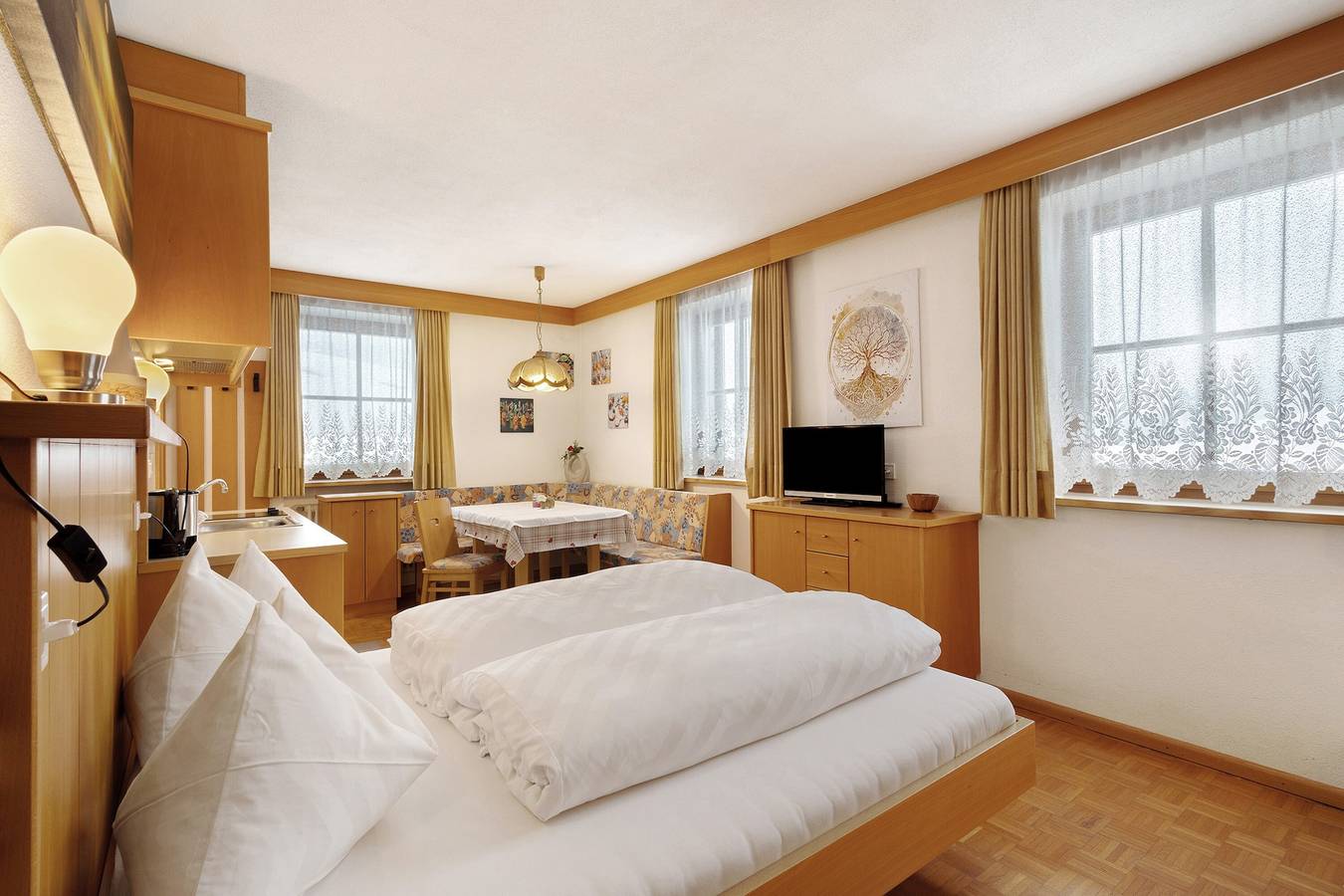 Ganzes Studio, Einzimmerapartment 'Untersinnerhof Apt Herbst' mit Bergblick, Gemeinschaftsgarten und Wi-Fi in Villgratner Berge, Gsies