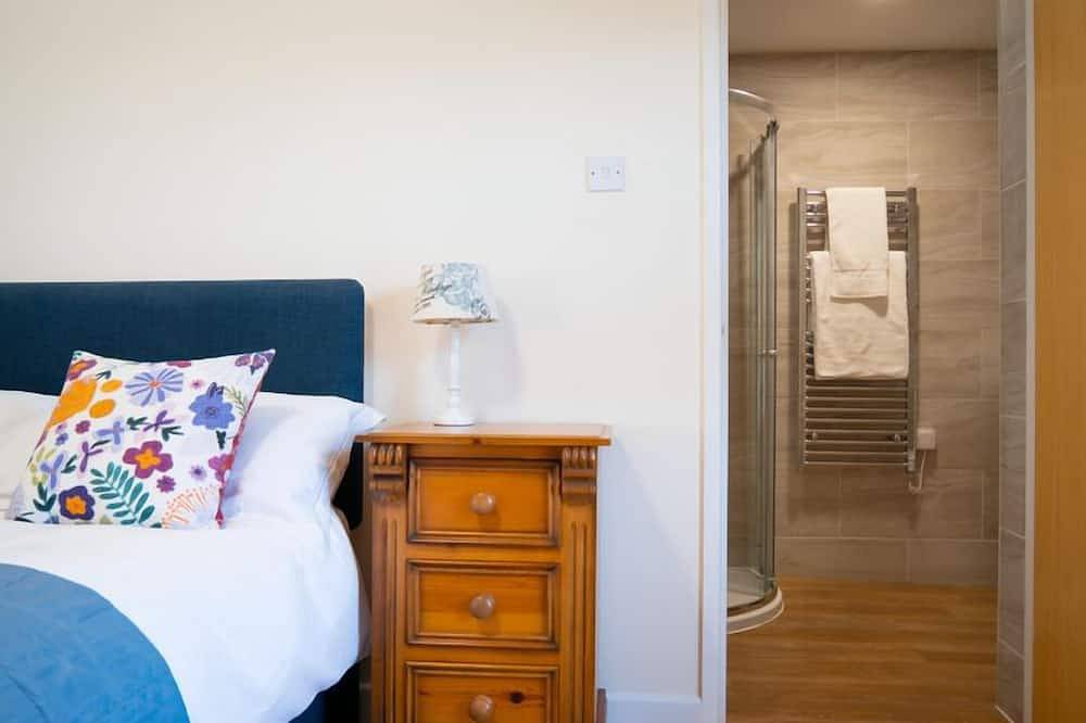 Hel lejlighed, Ground-Floor Apartment in Quiet Coastal Location (Two-Bedrooms) in Guernsey