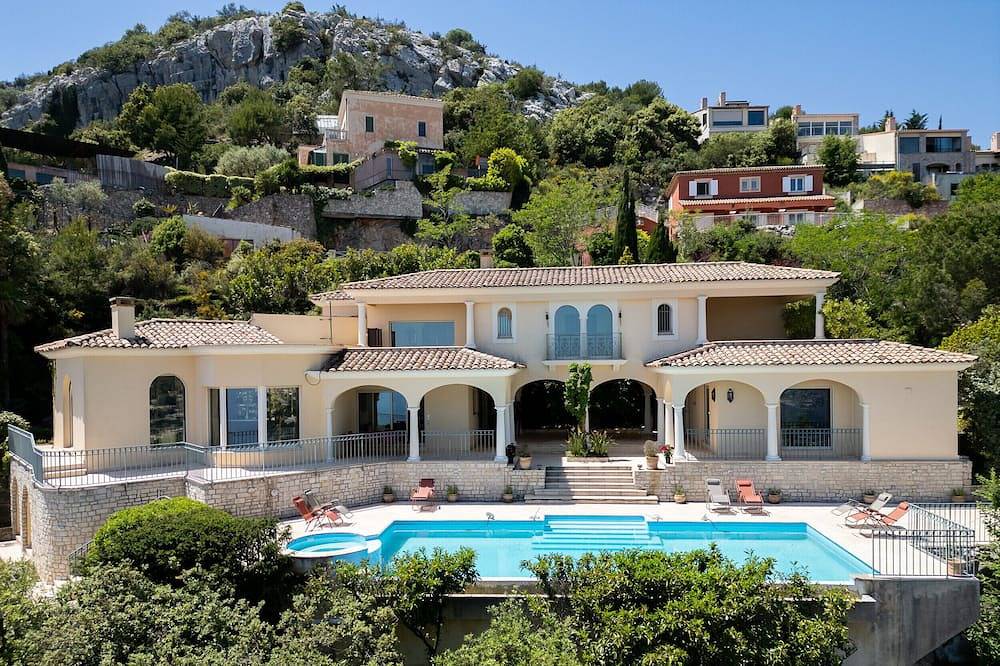Villa classique avec vue sur Monaco in La Turbie, Côte méditerranéenne (France)