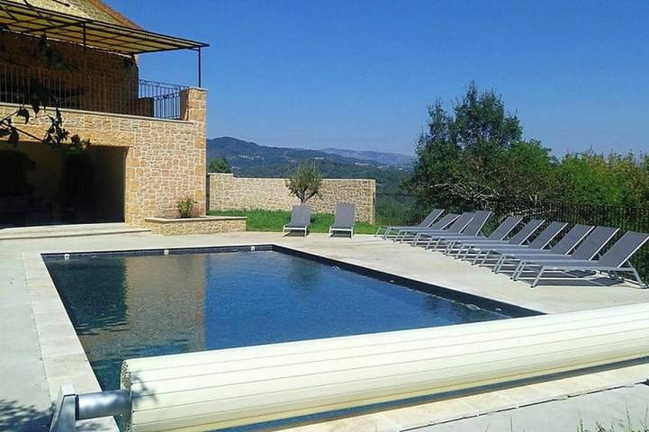 Location de vacances pour 8 personnes, avec Balcon ainsi que Jacuzzi et Jardin à Prades (Rhône-Alps)