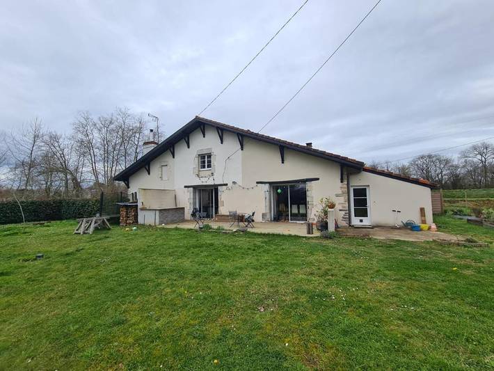 Location de vacances pour 8 personnes, avec jardin ainsi que terrasse et piscine à Saint-Laurent-de-Gosse