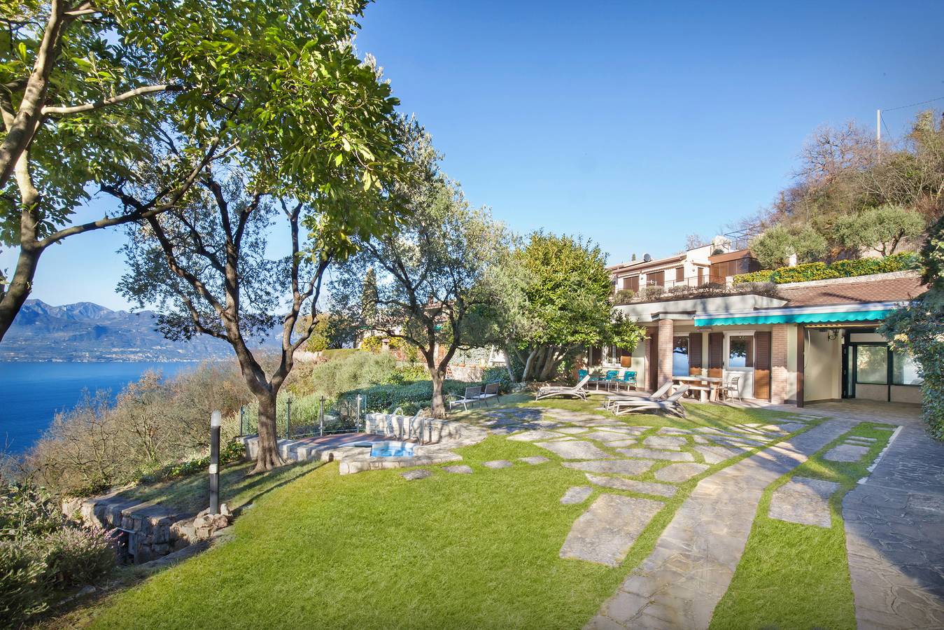 Villetta Blue Panorama With Private Jacuzzi in Torri del Benaco, Gardasee-Berge