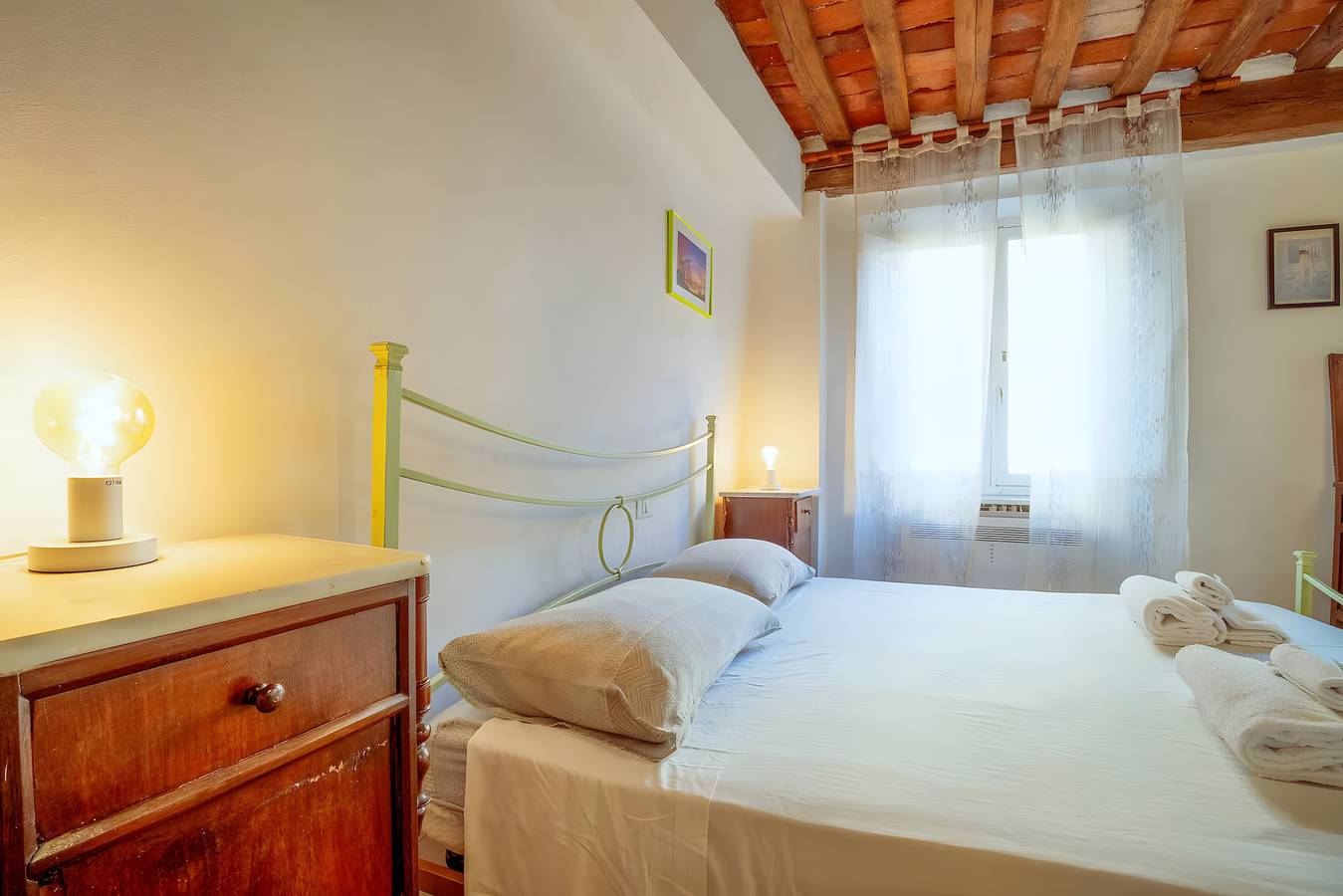 Entire apartment, Apartment 'La Finestra Sull'anfiteatro' with Air Conditioning in Lucca, Lucca Province
