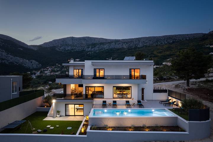 Neue Villa Festung, privater Pool, Spielzimmer, Meerblick in Klis, Split-Dalmatien