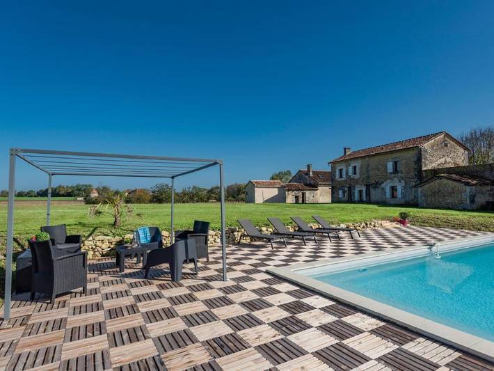 Location de vacances pour 7 personnes, avec terrasse ainsi que jardin et piscine à Champagne-et-Fontaine