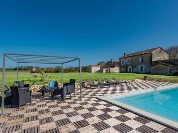 Gîte pour 7 personnes, avec jardin ainsi que piscine et terrasse à Champagne-et-Fontaine