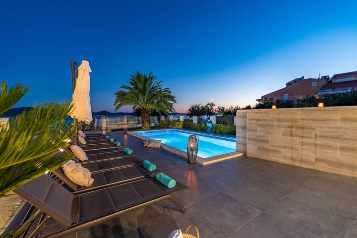 Ferienhaus für 9 Personen, mit Balkon/Terrasse und Pool in Sukosan