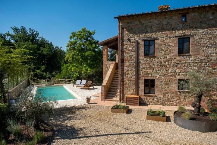 Ferienhaus für 14 Personen, mit Balkon und Whirlpool sowie Garten und Kinderpool in Umbrien