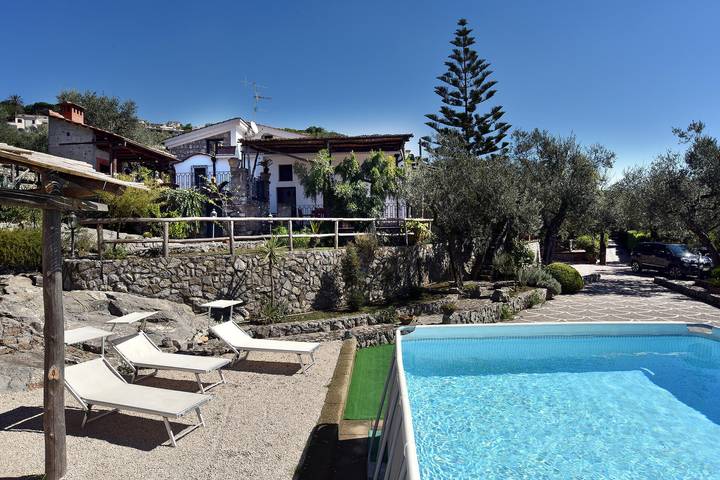 Casa vacanza per 8 persone, con terrazza e giardino a Sant'Agata sui Due Golfi