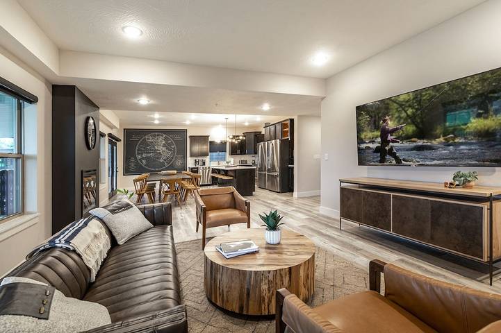 Log cabin for 34 people, with pool and yard as well as hot tub in Table Rock Lake